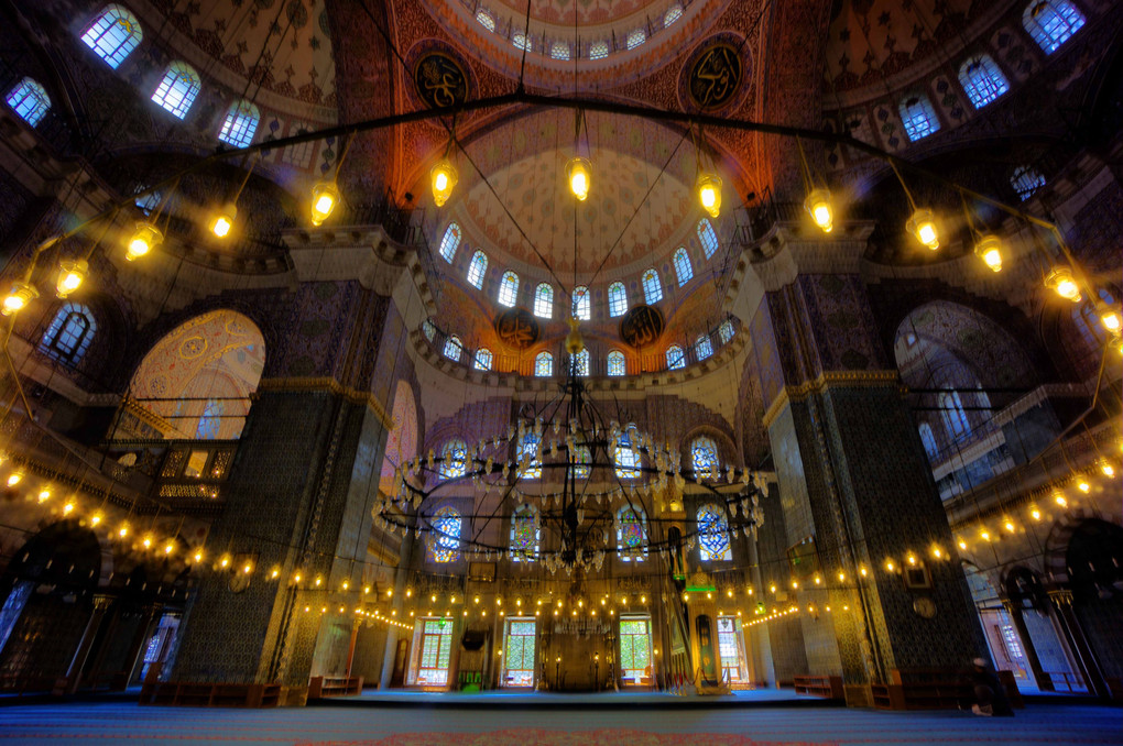 トルコのスーパーモスクの内部