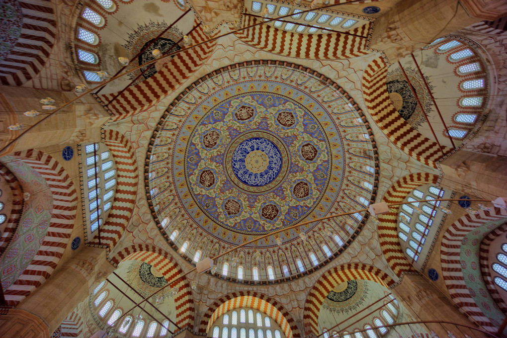 トルコのスーパーモスクの内部