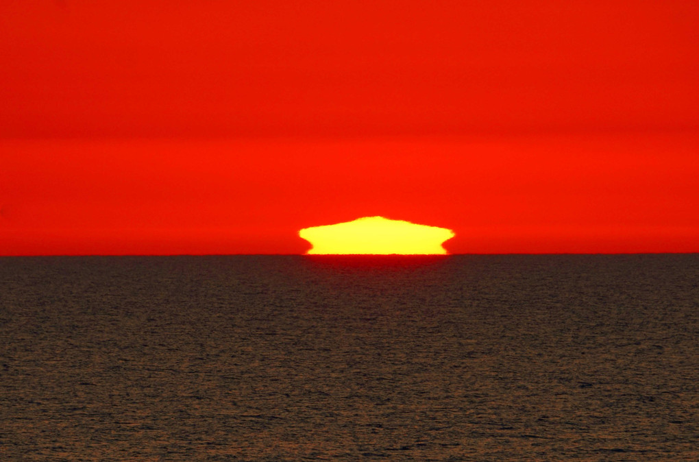 真っ赤な夕焼け空に沈み行く夕陽