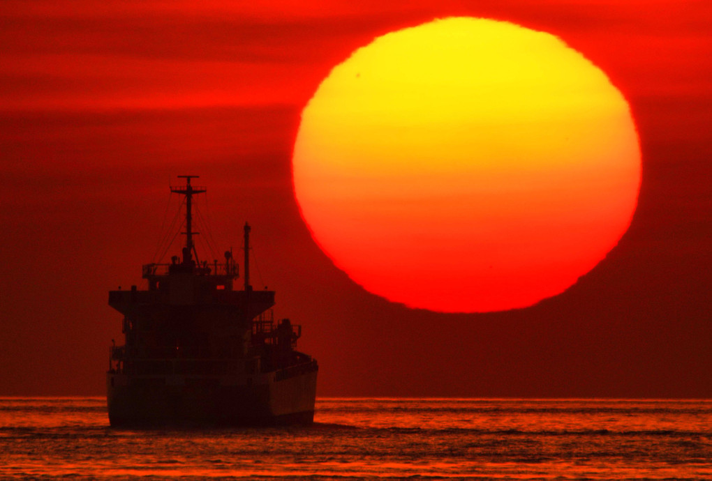 船と夕陽