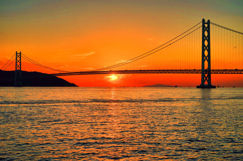 日没前後の明石海峡大橋