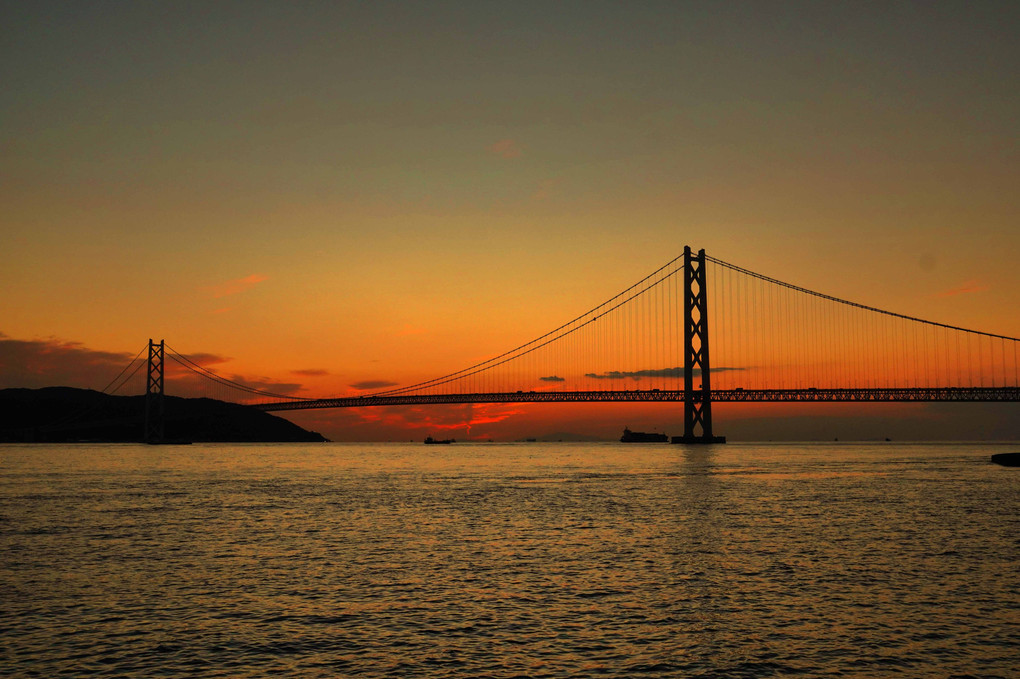 日没前後の明石海峡大橋