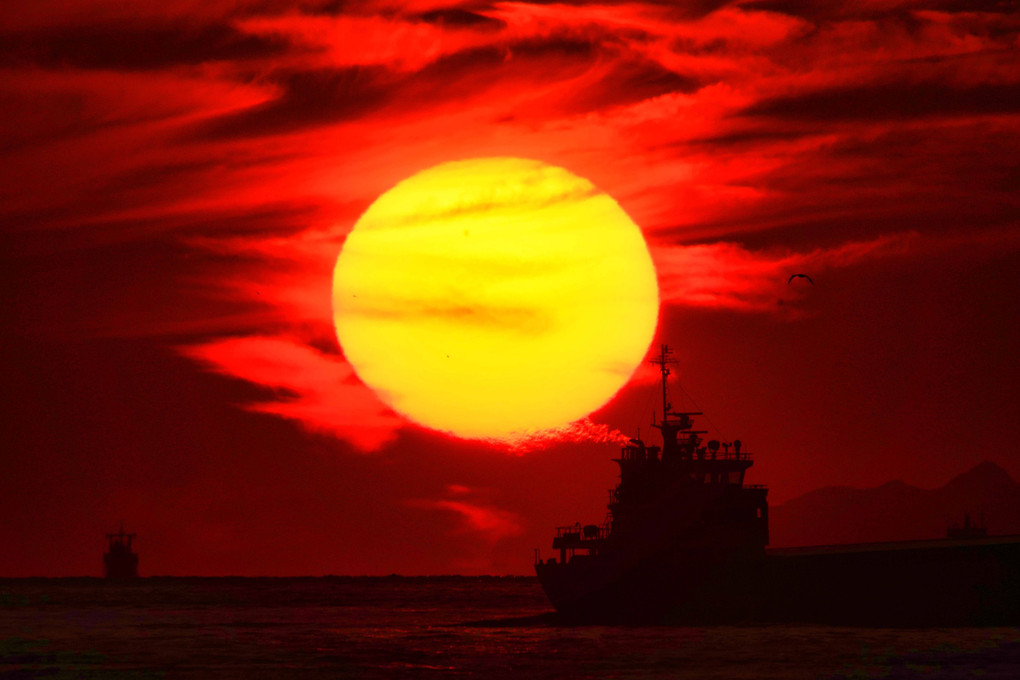 だるま夕陽と船舶