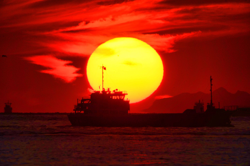 だるま夕陽と船舶