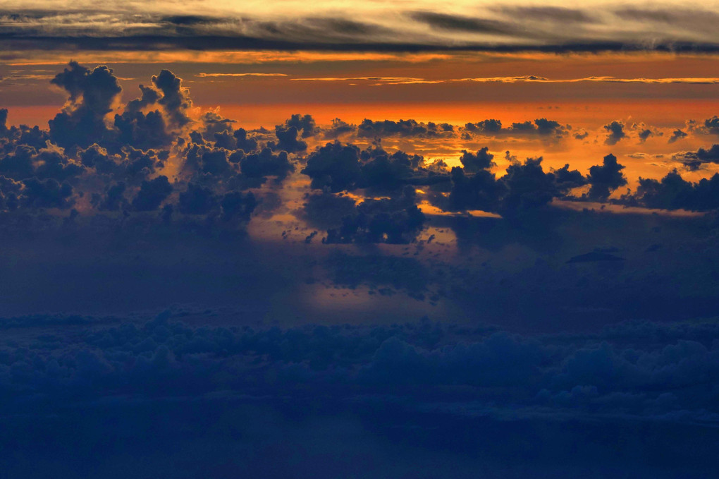 雲が綺麗な南国の夕景