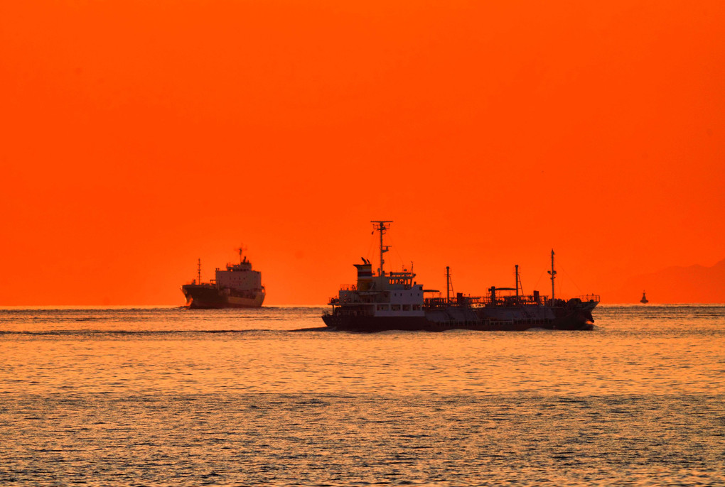 夕刻の明石海峡と船舶