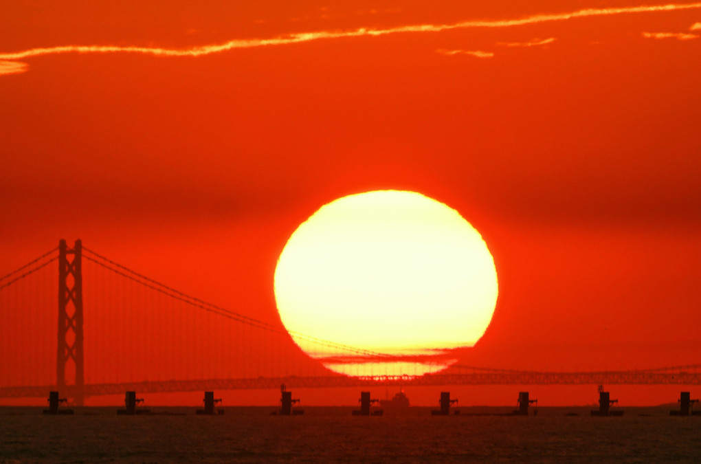 大阪南港から見た明石海峡の日没
