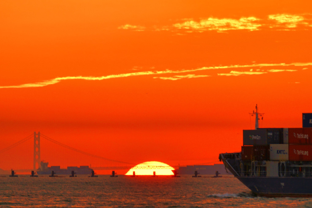 大阪南港から見た明石海峡の日没