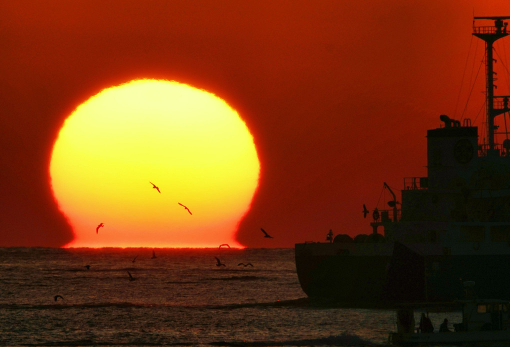 ダルマ夕陽と船