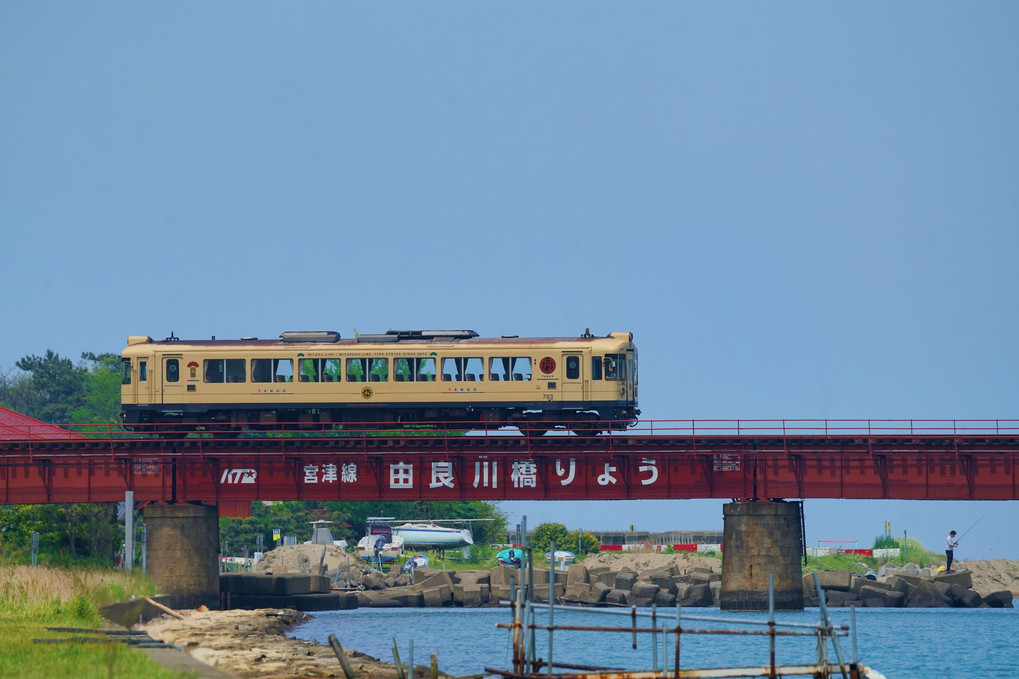 京都丹後鉄道由良川橋梁を走る列車