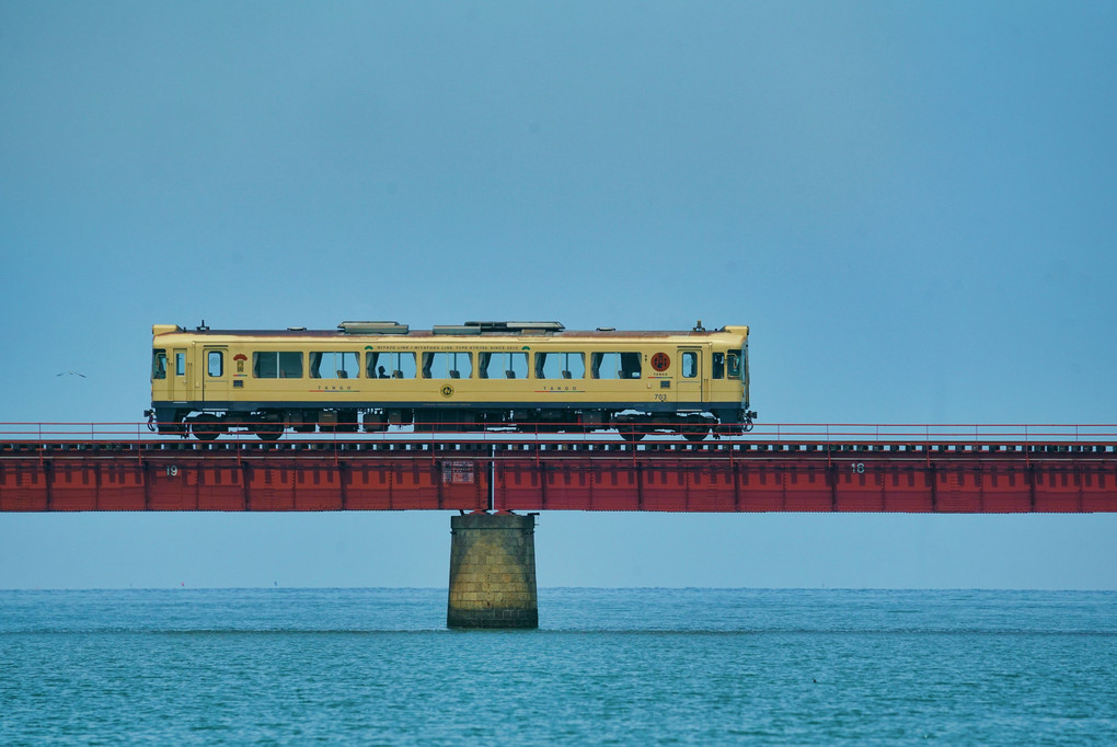 京都丹後鉄道由良川橋梁を走る列車