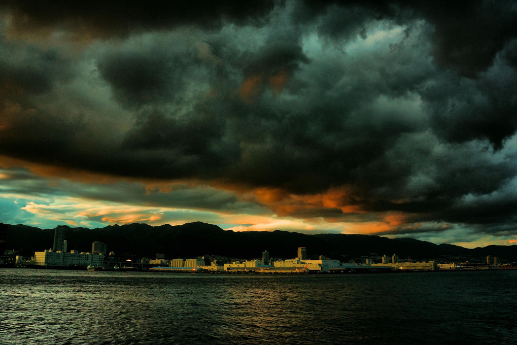 晴れのち雨の神戸港