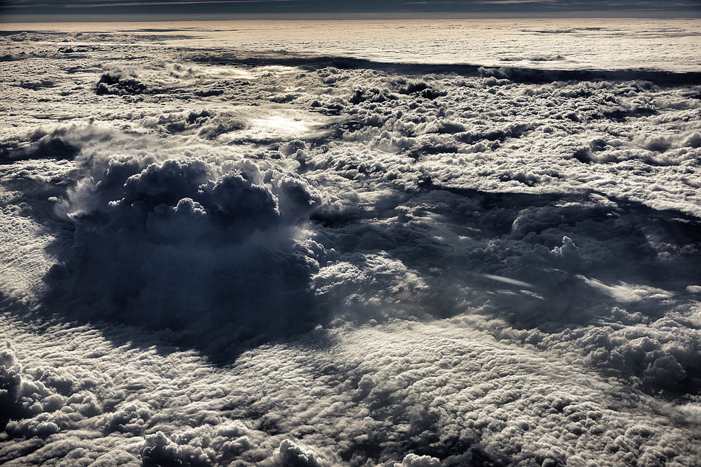 上空から雲を見下ろす