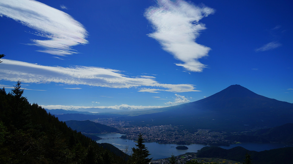 新道峠から望む富士山と雲