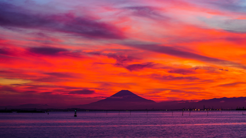 ～虹色に染まる夕焼けの富士山と工場夜景～