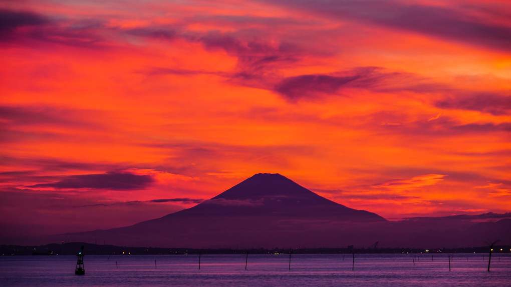 ～虹色に染まる夕焼けの富士山と工場夜景～