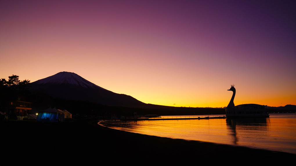 ～夕暮れの山中湖と観光船と富士～