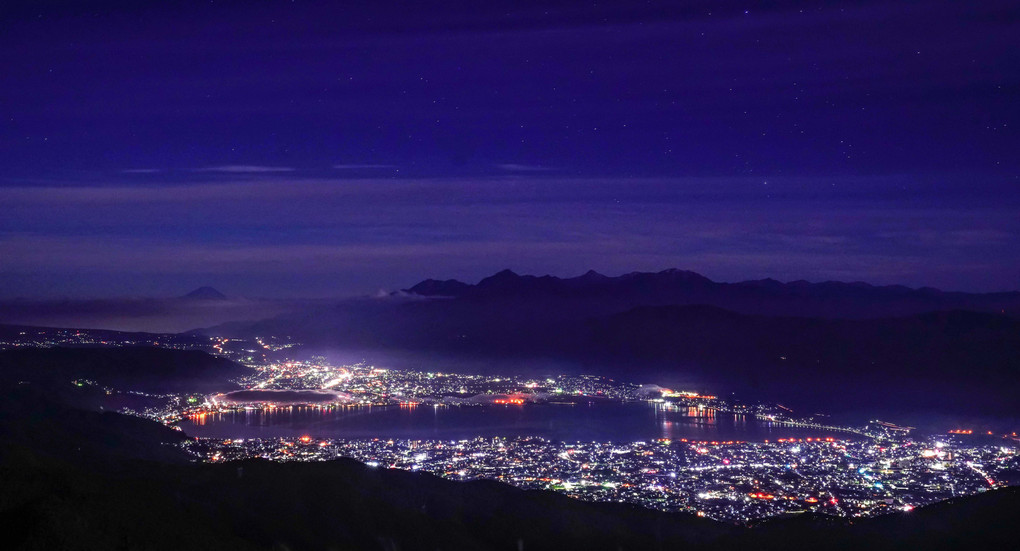 ～夜明け前の諏訪湖と富士～