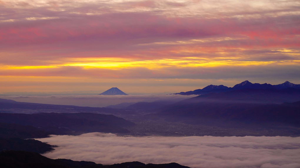 ～夜明け前の諏訪湖と富士～