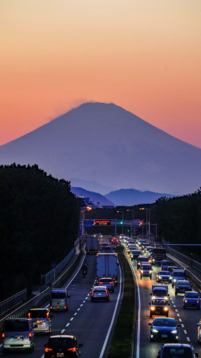 ～国道１３４号線歩道橋からの夕暮れ時と絶景富士～