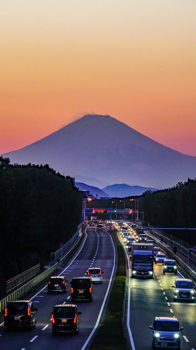 ～国道１３４号線歩道橋からの夕暮れ時と絶景富士～