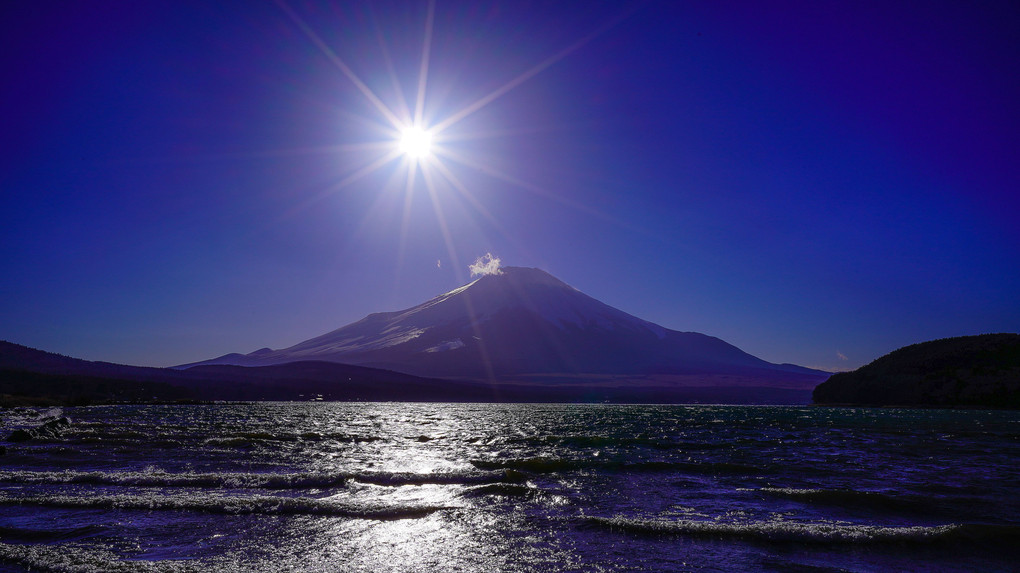 ～荒れた強風の中の山中湖のダイヤモンド富士～