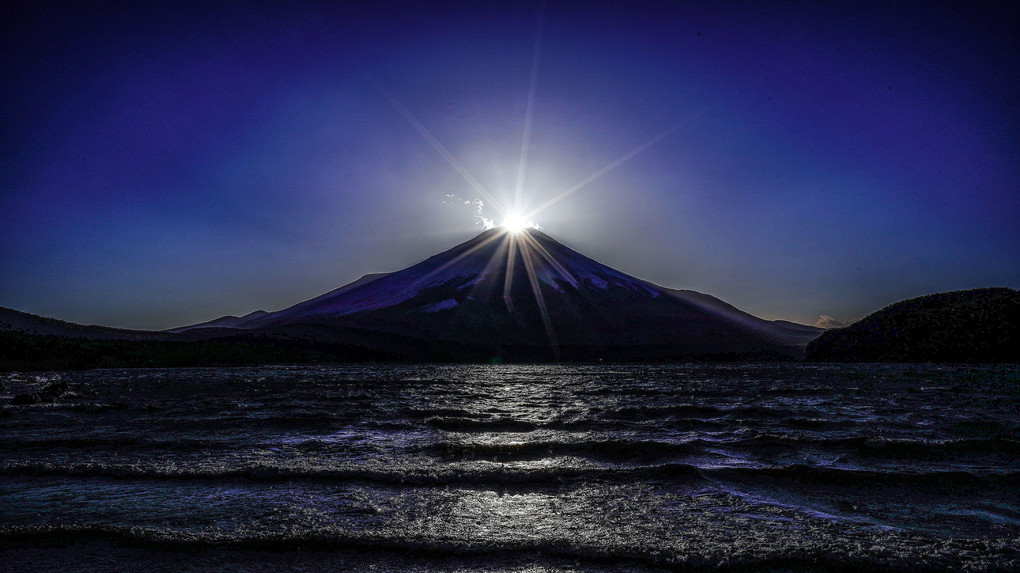 ～荒れた強風の中の山中湖のダイヤモンド富士～
