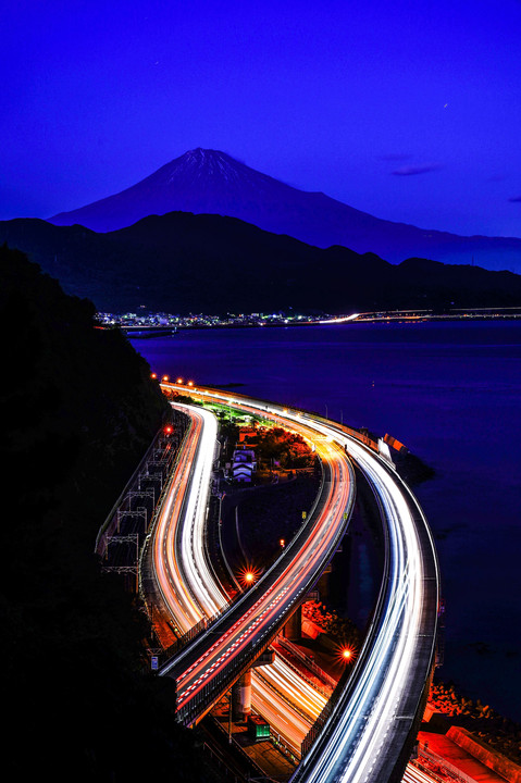 ～光跡夜景と富士山～