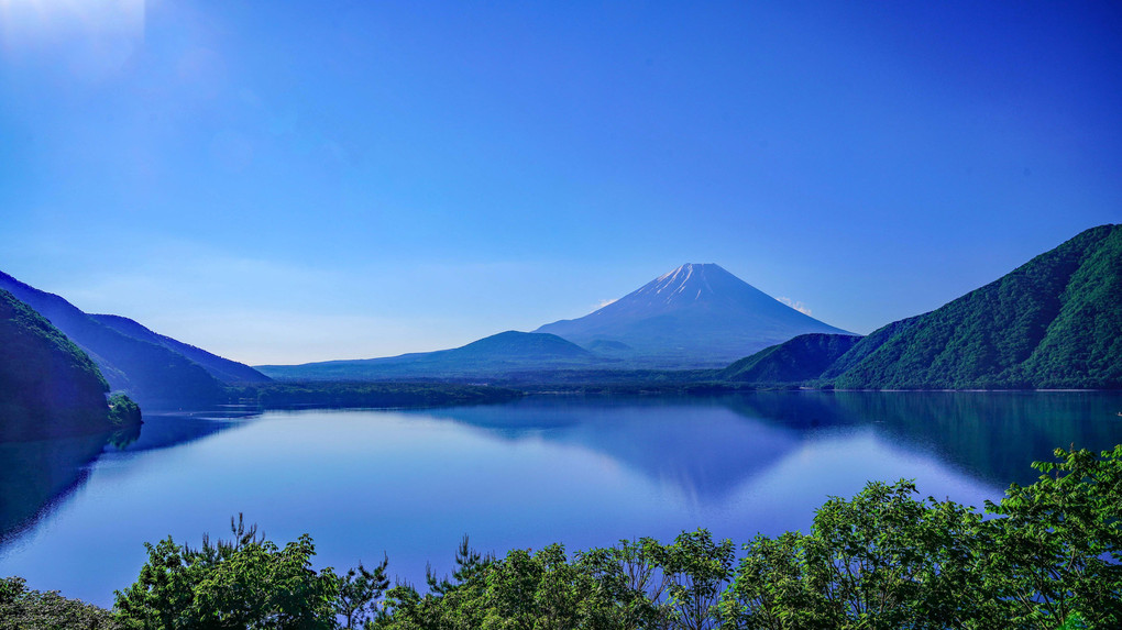 ～本栖湖の逆さ富士と新緑～
