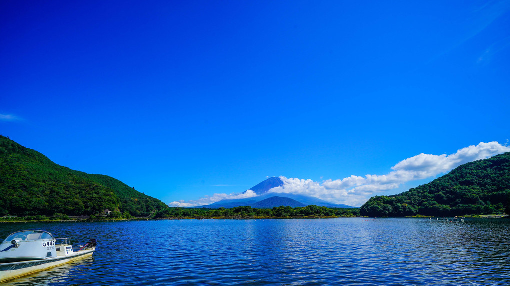 ～秋晴れの中の精進湖と富士～