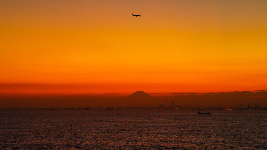 ～夕暮れの富士と飛行機～