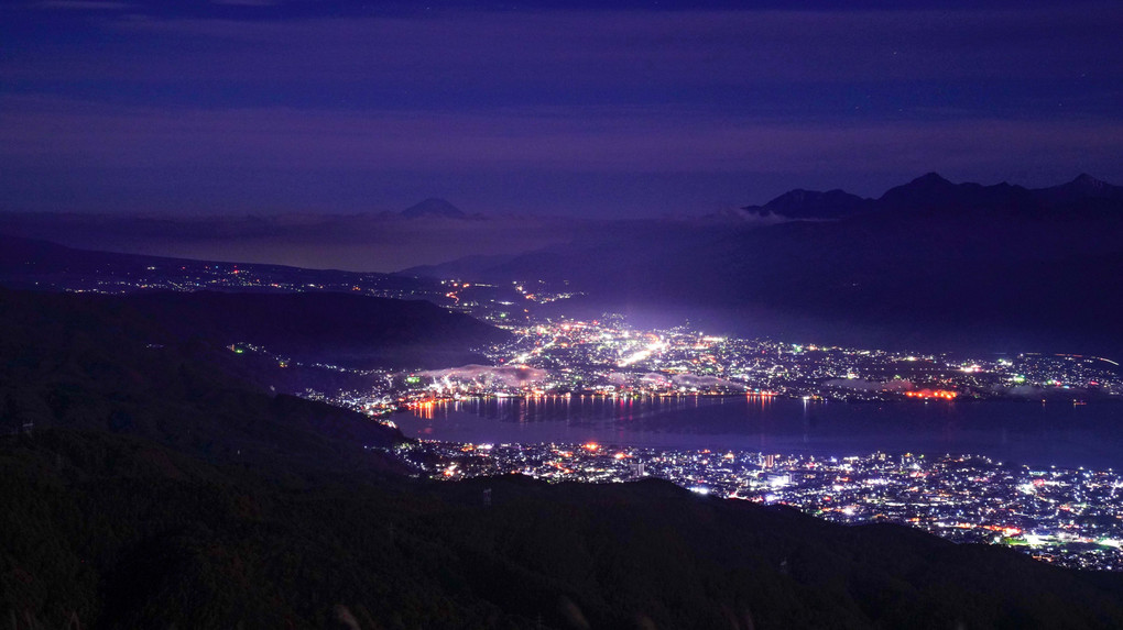 ～夜明け前からの高ボッチ高原から望む諏訪湖と富士山～