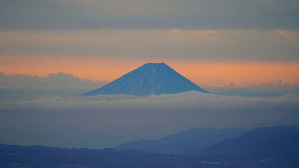 ～夜明け前からの高ボッチ高原から望む諏訪湖と富士山～