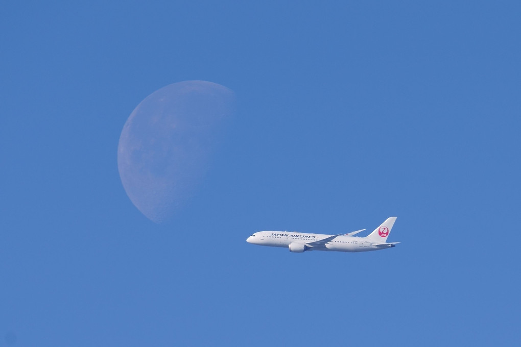 The moon with JAL's  787 Dreamliner