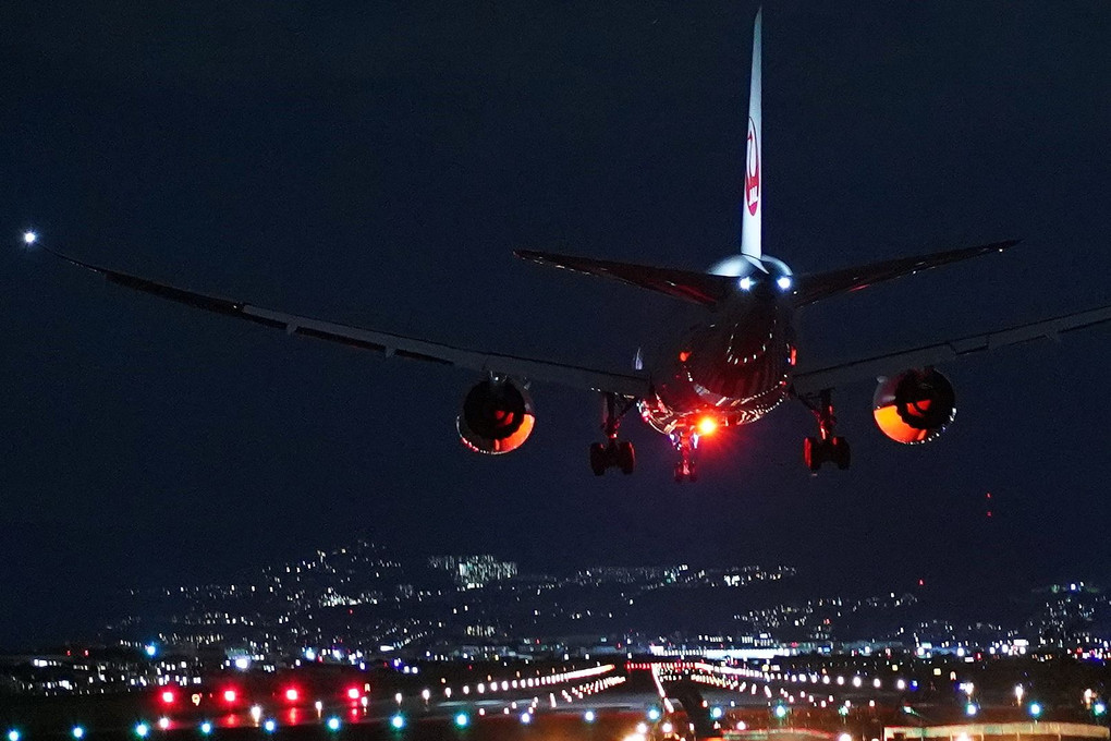 夏の終わりの夜景（JALドリームライナー・787）