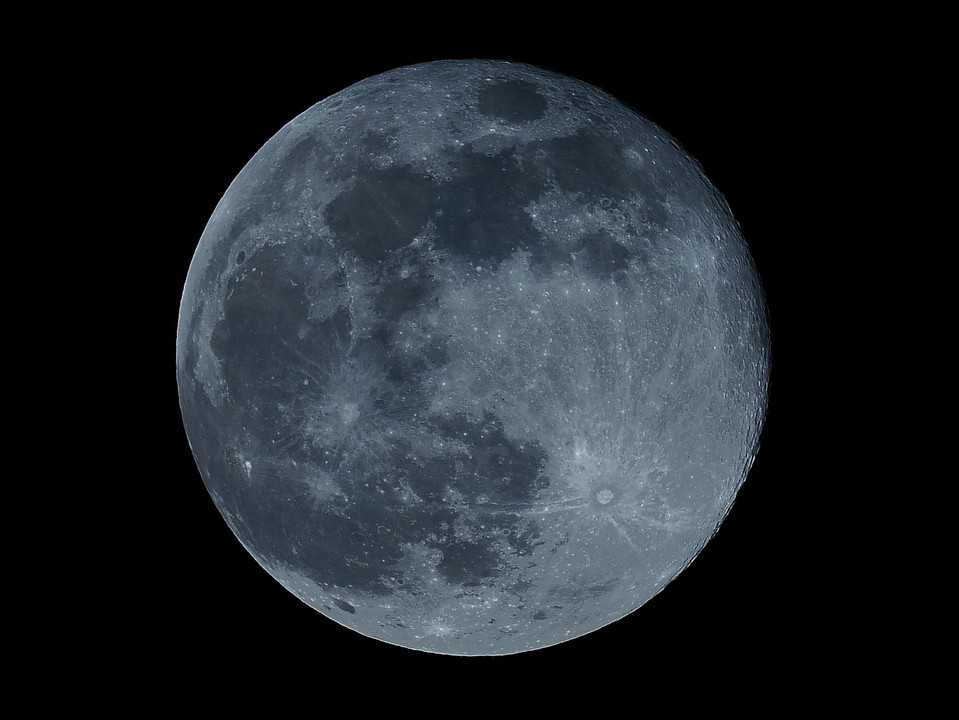 4月8日の満月（スーパームーンのあと）補遺（ミラーレスカメラでここまで撮れた）