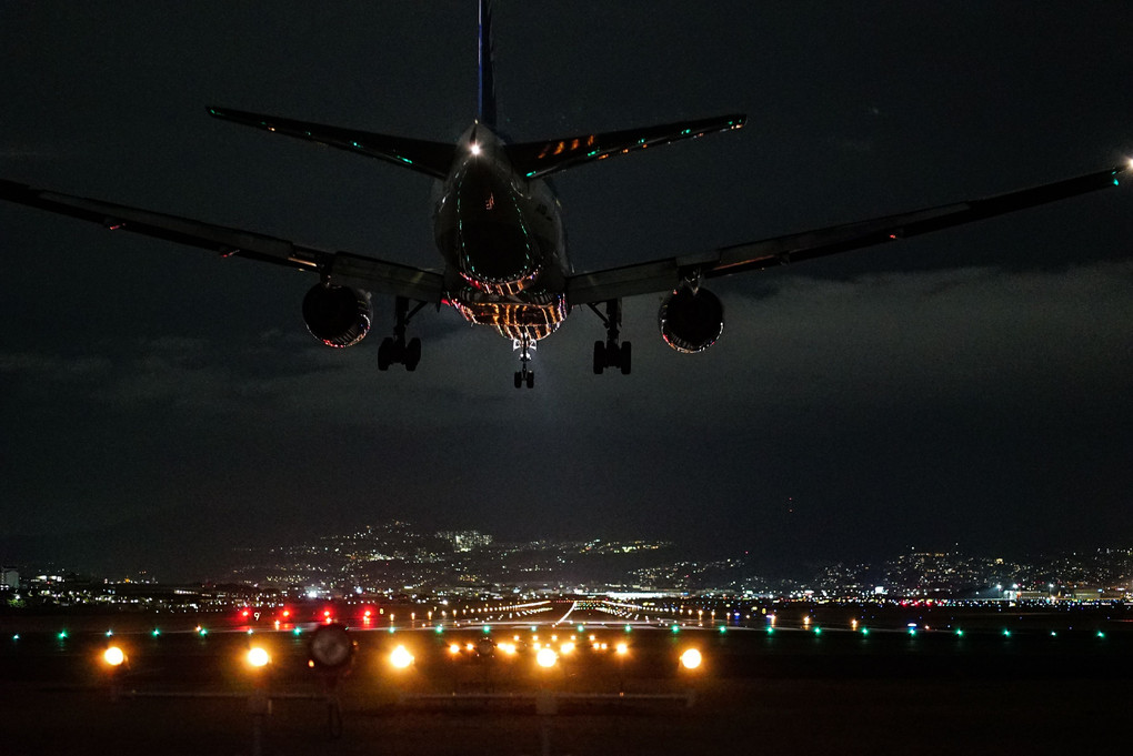 夜の空港　伊丹空港