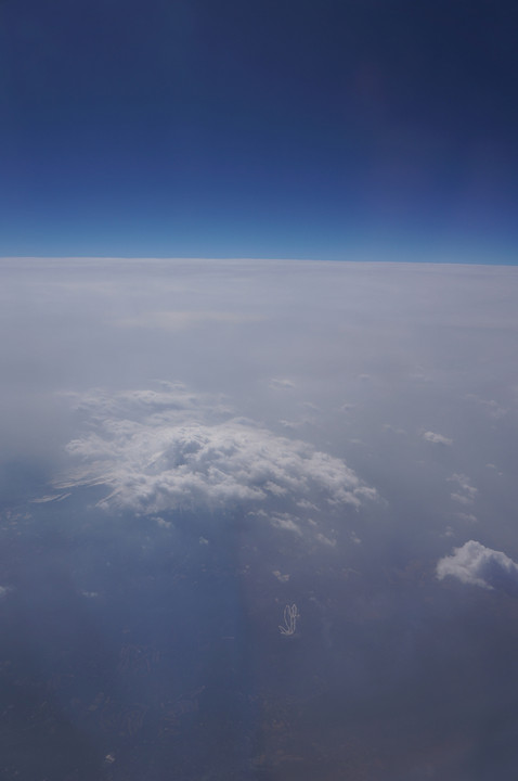 富士山にかかる雲と水平線