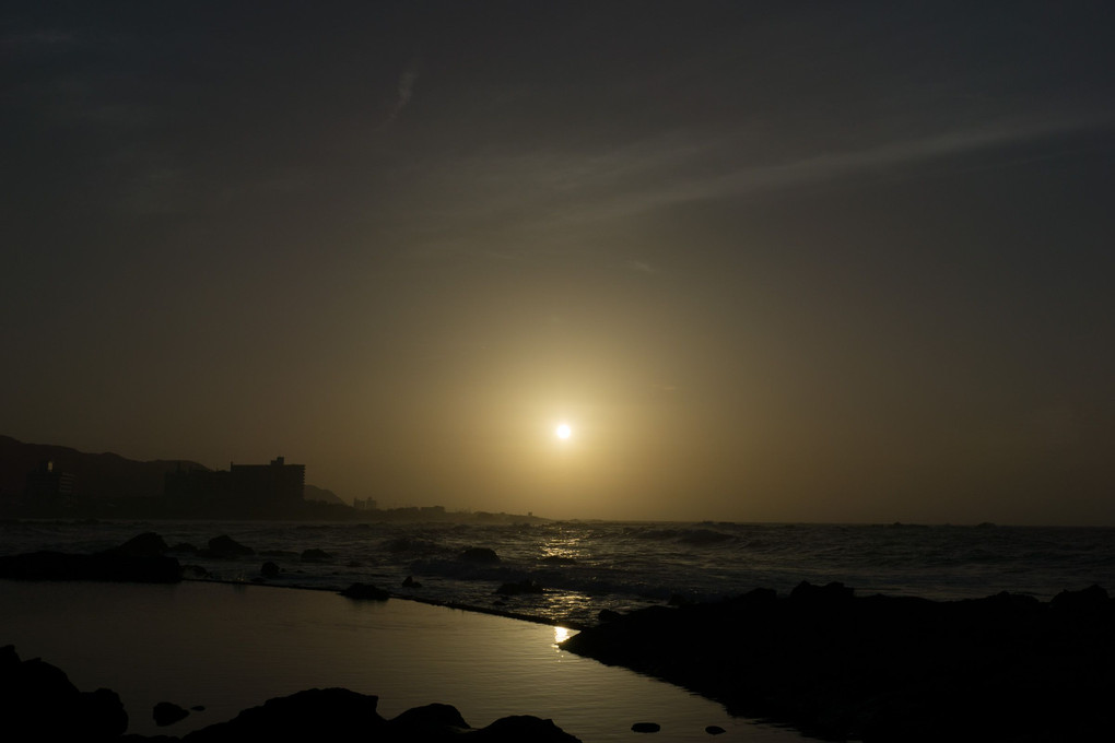 荒れた海の朝日 - 広角