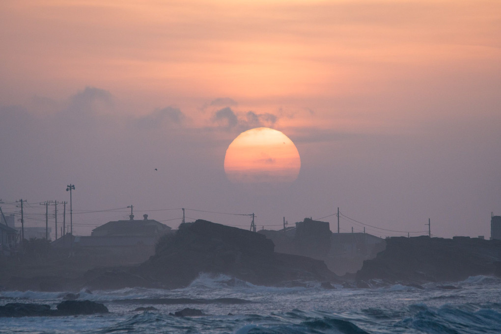 荒れた海の朝日 - 望遠