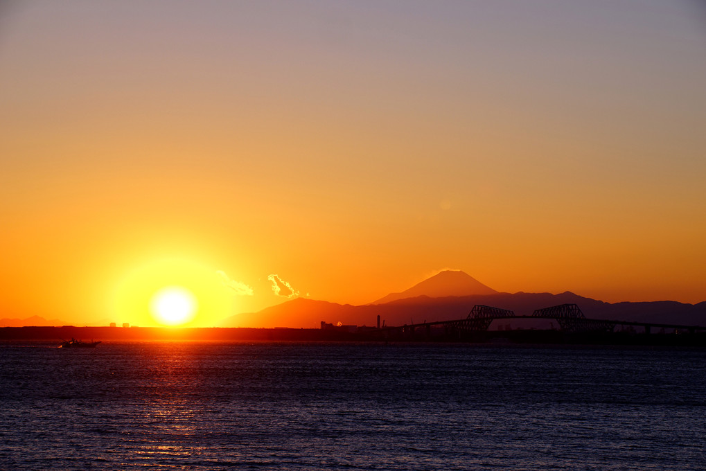 茜色に照らし出された富士山とゲートブリッジのシルエット