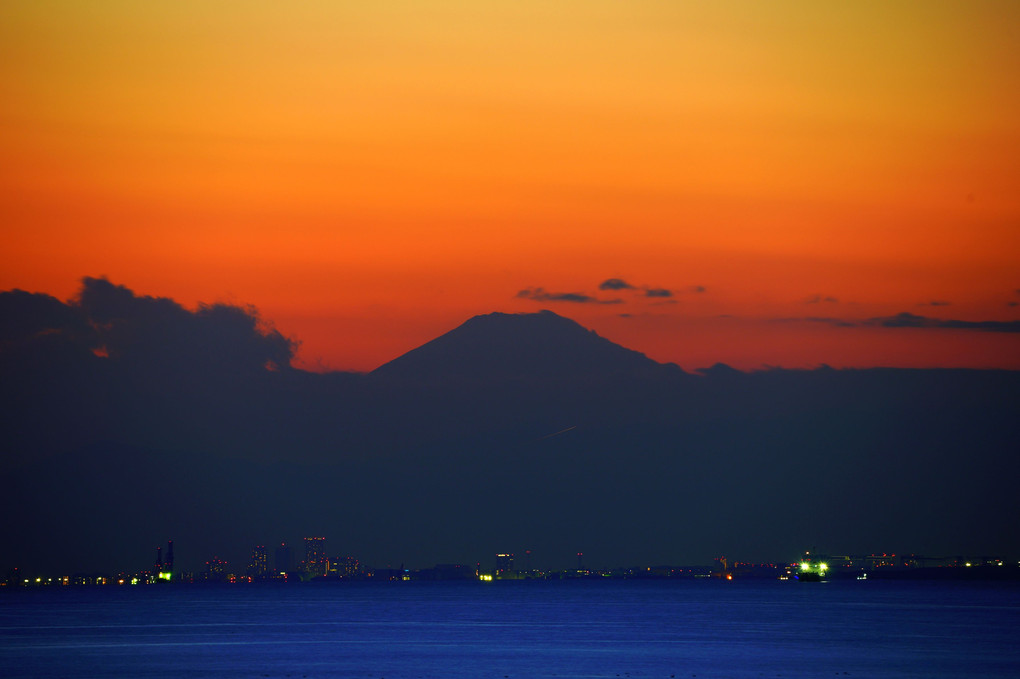 茜色の夕暮れに浮かぶ富士山＠美浜大橋（幕張）