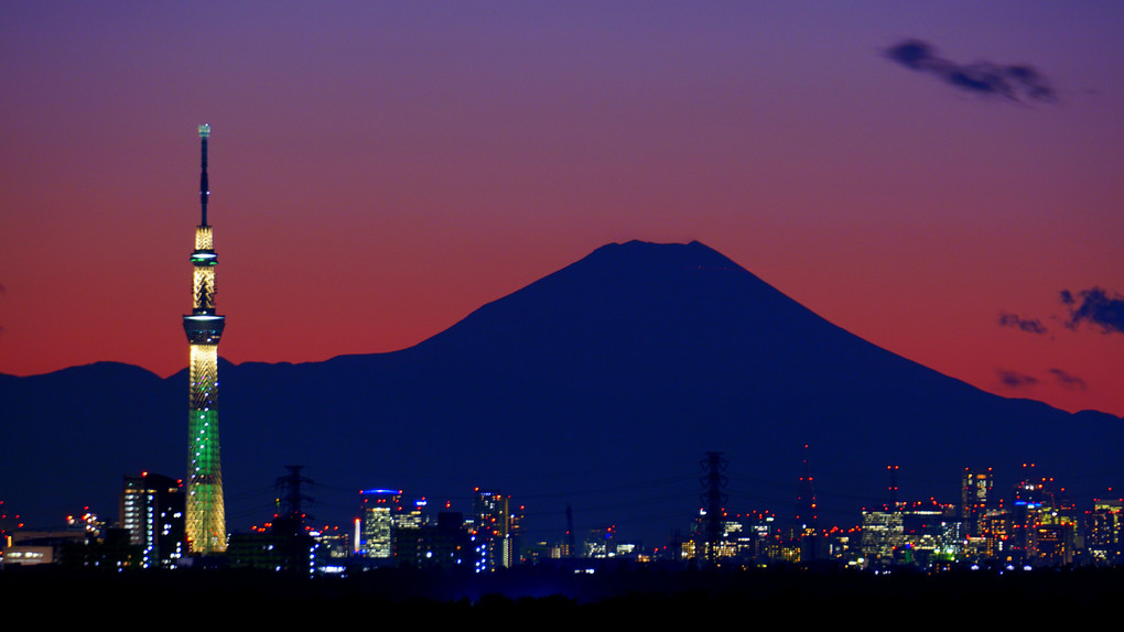 見事な富士山のシルエットとスカイツリー