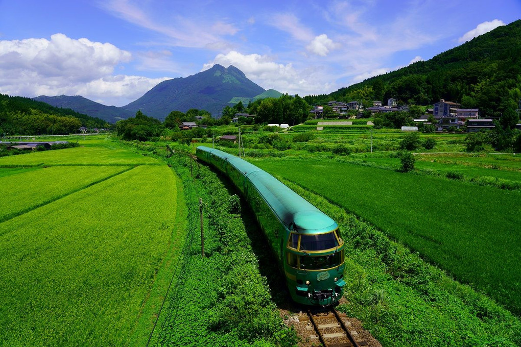 由布岳と観光列車「ゆふいんの森」