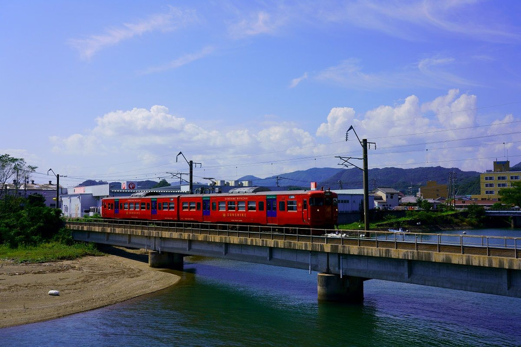 空と川　赤い普通列車