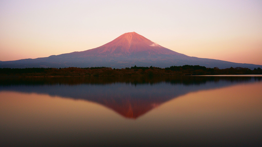 夕日に染まる富士山