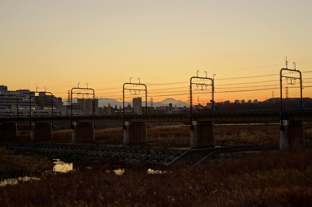 関戸橋土手から見た夕富士と鉄橋