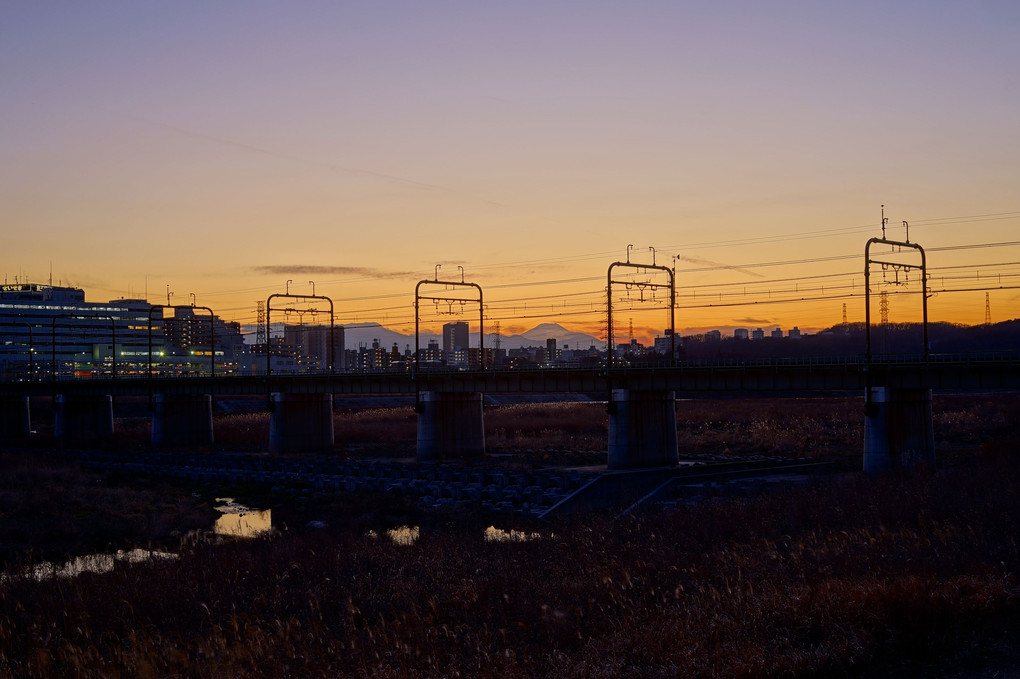 関戸橋土手から見た夕富士と鉄橋