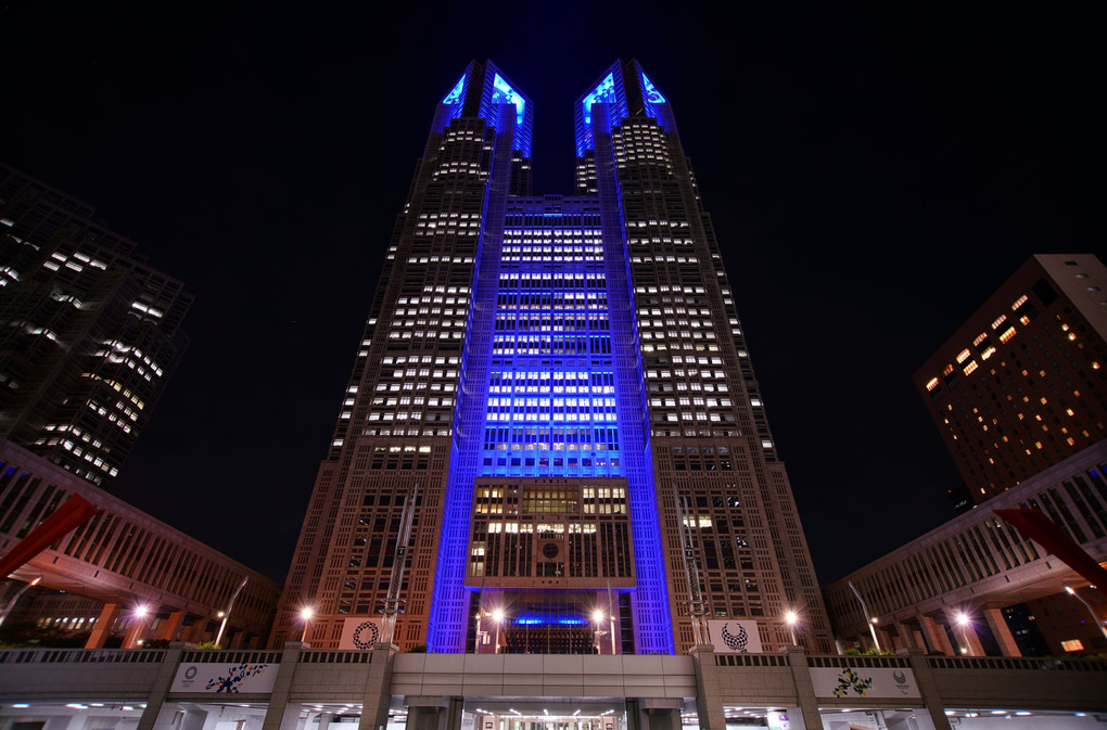 きれいな空と都市 東京フォーラム記念の青