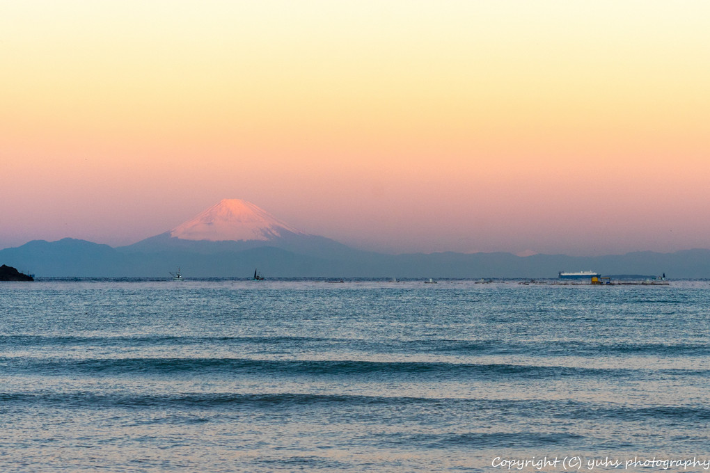 朝焼けに染まる富士と原岡桟橋